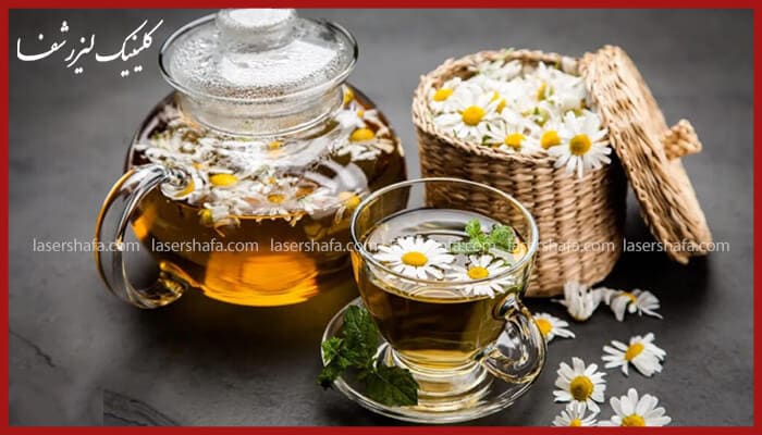 دمنوش بابونه در قوری و فنجان شیشهای به همراه سبد گلهای تازه بابونه برای بیماری مقعد-کلینیک لیزرشفا
